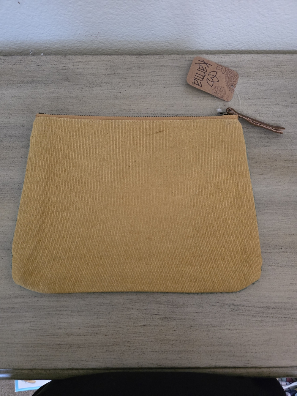 HEY HONEY Bee Pouch Sage Green - Picture 2 of 3